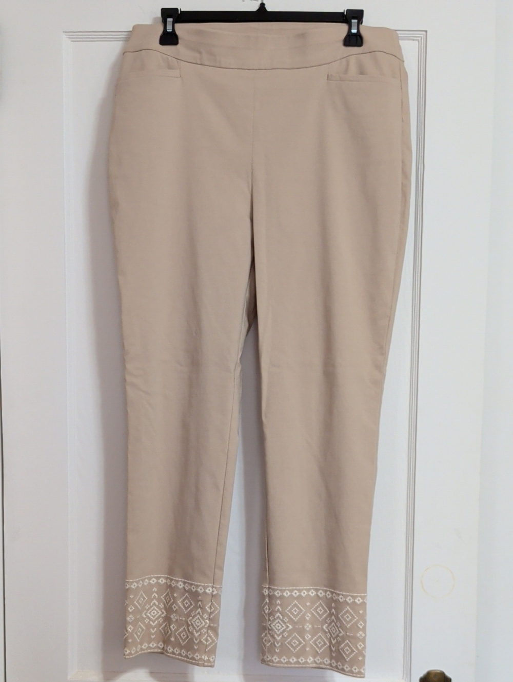 Chico's Size 1.5R Beige Cropped Pull-On Pants with Embroidered Hem